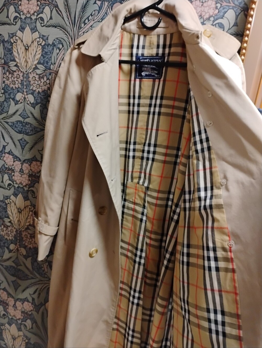 Vintage Burberry Beige Trench Coat with Signature Plaid Lining - Picture 4 of 11